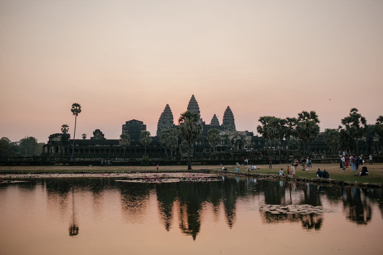 Angkor Wat Tempelanlage in Kambodscha bei Sonnenaufgang mit Wasserreflexion – beliebtes Reiseziel für Touristen